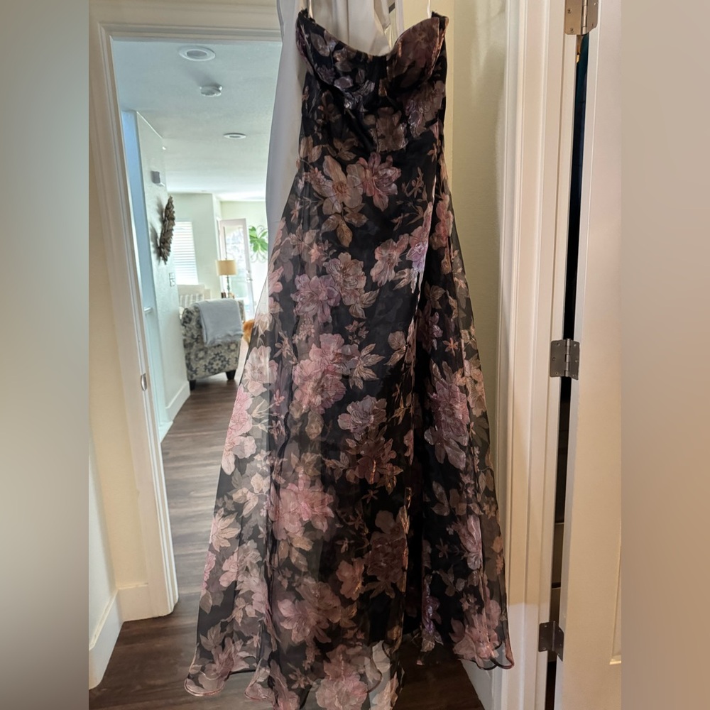 Beautiful Lulus floor length dress